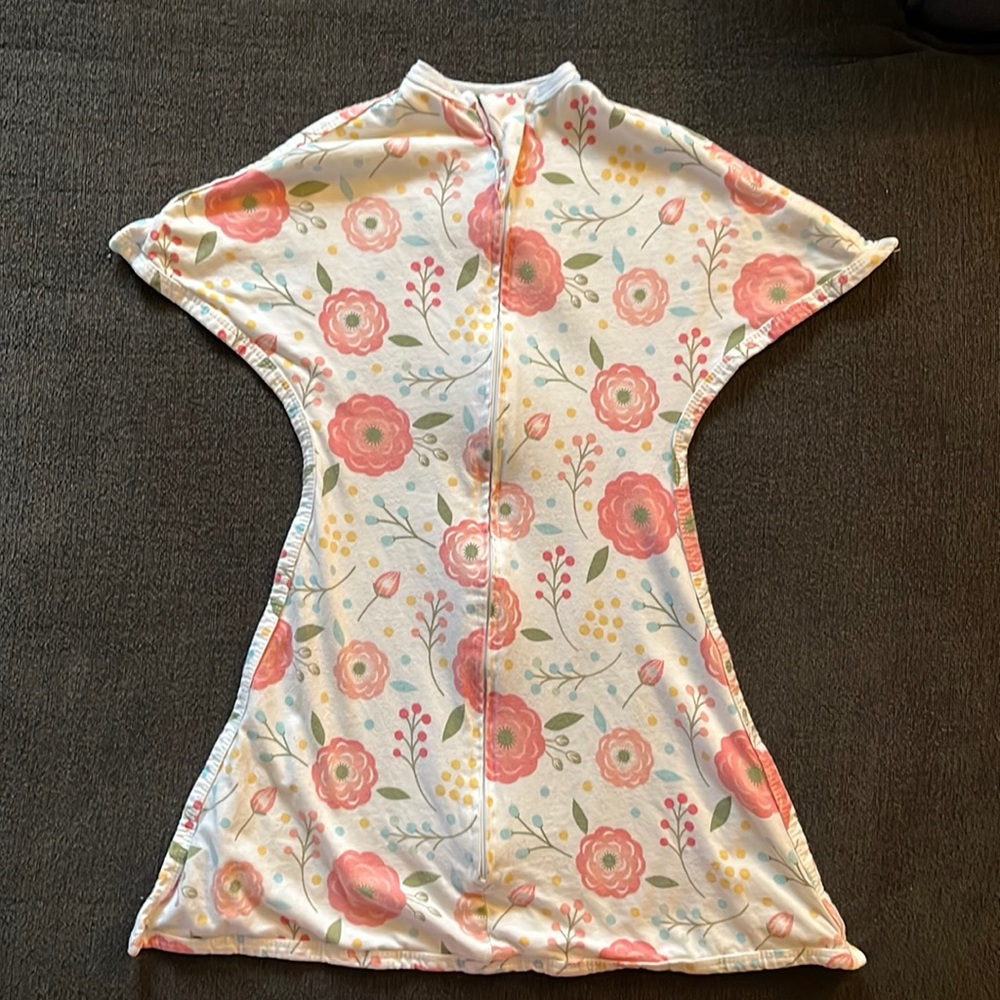 Sleeping baby “zipadee-zip” transitional swaddle. Size small 4-8 month